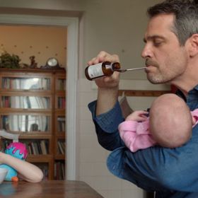 Linda (Táňa Pauhofová) a Vanda (Klára Issová) jsou nerozlučné kamarádky a taky spolumajitelky malého knihkupectví v centru města.