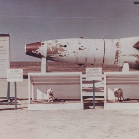 Raketa R-2A se dvěma zkušebními psy, cvičiště Kapustin Jar. Zde byli čtyřnozí hrdinové tvrdě cvičeni k pobytu mimo planetu Zemi.