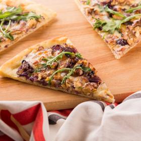 Pizza s cibulí, ořechy a sýrem Dolce formaggio z La Formaggeria Gran Moravia:

Suroviny:

korpus na pizzu
100 g vylouskaných vlašských ořechů
snítka rozmarýnu
200 g červené cibule
250 g sýru Dolce formaggio z La Formaggeria Gran Moravia
máslo z La Formaggeria Gran Moravia
extra panenský olivový olej
pepř, sůl.

Postup:

Nejprve nasucho na pánvi opražte vlašské ořechy a nasekejte je. V oleji nechte prohřát snítku rozmarýnu, aby olej provoněl. Cibule nakrájejte na plátky a na mírném žáru je na másle s pepřem orestujte. Na korpus na pizzu rozložte vrstvu orestované cibule, posypte nasekanými ořechy a plátky sýru. Vše zakapejte olejem ovoněným snítkou rozmarýnu. Dejte upéct do trouby dle instrukcí na obalu korpusu.

