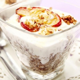 Pohanka s jogurtem, jablkem, skořicí a ořechy:

Suroviny:

200 g loupané pohanky
2 větší jablka
mletá skořice
1 citron
50 g másla
80 g loupaných vlašských ořechů
200 g bílého smetanového jogurtu
med na dochucení.

Postup:

Pohanku uvařte dle návodu uvedeném na obalu.

Jablka nakrájejte na jemné plátky.

Dochuťte je mletou skořicí, šťávou z citronu a zlehka orestujte na másle do zkřehnutí.

Do misky dejte napřed pohanku. Zalijte ji bílým jogurtem, přidejte jablka a nakonec ozdobte ořechy. Dochuťte medem.