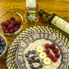 Pohanková kaše s ovocem a agávovým sirupem:

Suroviny:

200 g bio pohanky lámanky
300 ml horké vody
2 lžíce bio oleje
2 lžíce bio agávového sirupu
čerstvé ovoce.

Postup:

Bio pohanku zalijeme horkou vodou a promícháme. Přikryjeme utěrkou a necháme pod peřinou odstát 30 minut.

Pohanku ochutíme. Přidáme bio olej, bio agávový sirup a promícháme.

Kaši servírujeme na talíř a dochutíme podle nálady.