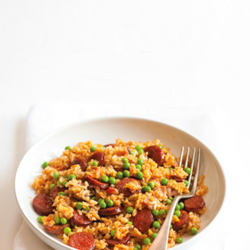 Rizoto s hráškem a chorizem
Suroviny:
1 lžíce olivového oleje ES
100 g slaniny AQ
2 šalotky
2 stroužky česneku
300 g klobásy chorizo
300 g rýže
1 l slepičího bujonu AQ
300 g mraženého hrášku AQ
Postup:
Olej rozpalte ve středně velké pánvi, přidejte slaninu, šalotku, česnek a chorizo a na středním plameni opékejte asi 8 minut, aby se pořádně rozvinula vůně. Vmíchejte rýži, přilijte tolik bujonu, aby byla rýže akorát ponořená, nechte jej absorbovat, přilijte další dávku a opakujte, dokud není rýže měkká. Těsně před koncem vsypte hrášek a po pár minutách podávejte.