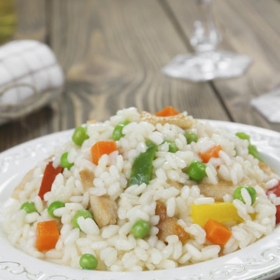 Rizoto s kuřecím masem a zeleninou
Suroviny:
2 kuřecí prsa
350 g rýže Arborio
200 ml vína
150 g másla
1, 2 l zeleninového vývaru
1 cibule
1 mrkev
100 g mraženého hrášku
1 červená paprika
1 žlutá paprika
1 zelená paprika
60 g strouhaného parmazánu
mořská sůl podle chuti
Postup:
Cibuli oloupeme a nakrájíme na drobno. Mrkev očistíme, oloupeme a nakrájíme na kostičky.
Očištěné papriky zbavíme jadřinců a nakrájíme na kostičky. Kuřecí prsa nakrájíme na menší kousky.
Rýži propláchneme vodou, aby byla pěkně čistá.
Na rozpuštěném másle osmažíme cibulku, jen lehce, aby nezhnědla. Přidáme propláchnutou rýži a dvě minut restujeme.
Rýži podlijeme vínem a necháme ho vstřebat do rýže. Postupně přidáváme vývar, a vaříme rýži do měkka. Asi 25 minut.
Zatím co nám rýže vaří na rozpálené pánvi orestujeme kuřecí maso společně s paprikami, rozmrazeným hráškem a mrkví. Ochutíme solí a smažíme.
Do hotového rizota vmícháme parmazán a zeleninovou směs s kuřecím masem.