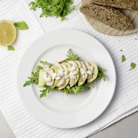 Open-faced sendvič s avokádem, kuřecím masem a sýrem Il Salato:

Suroviny:

krajíc oblíbeného pečiva
stroužek česneku
avokádo
rukola
sýr Il Salato
jedno kuřecí prso
lžíce sójové omáčky
špetka papriky
pepř
olivový olej:

Postup:

Kuřecí maso očistíme. V misce smícháme sójovou omáčku, papriku, 2 lžíce olivového oleje. Kuřecí maso naložíme cca na 15 minut do marinády, poté osmažíme. Maso nakrájíme na plátky. Pečivo opečeme v toustovači a potřeme česnekem. Rukolu položíme na pečivo a střídavě prokládáme a pokládáme maso s avokádem. Posypeme sýrem Il Salato a lehce pokapeme olivovým olejem.


