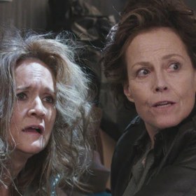 Narodila se v New Yorku. Už jako mladá dívka si uvědomovala, že nepatří mezi ty nejkrásnější. Kvůli tomu chodila i na terapie. Postupem času přicházela k závěru, že ta krása doopravdy není všechno a není nejdůležitější.