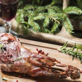 Srnčí na červeném víně a jalovci

Suroviny:

1 mrkev
1 kg srnčí kýty

0.5 l červeného vína
0,5 l vody
5 jalovcových bobulí
1 bobkový list

sůl
barevný celý pepř
olej
1 cibule

Postup:

Cibuli nakrájíme najemno, mrkev na kostičky. Dáme vařit víno a přidáme 500 ml vody. Přidáme bobkový list, jalovcové bobule, sůl a připravenou zeleninu. Krátce povaříme a necháme vychladit.

Maso bude potřeba na dva dny naložit. Nejdřív jej očistíme a následně jej dáme do vychladlé směsi vína a koření. Necháme jej minimálně jeden až dva dny den uležet.

Uleželé maso osolíme, opepříme a osmažíme na oleji. Po chvilce jej podlijeme směsí vína a koření. Dusíme pod poklicí do měkka, asi 1 hodinu a 10 minut, podle potřeby podléváme.

Hotové maso nakrájíme na plátky a podáváme.