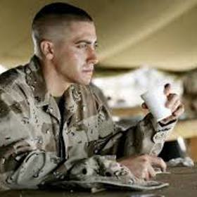 Netušil ale, že ho tato touha vyhodí se snajperskou puškou v ruce a padesátikilovým batohem na zádech uprostřed nekonečné arabské pouště tváří v tvář vražednému horku a nepřátelským iráckým vojákům. 