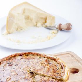 Sýrový dort s houbami, recept:

Suroviny:

listové těsto
40 g másla z La Formaggeria Gran Moravia
50 g mouky
¼ l mléka
200 g nastrouhaného sýru Gran Moravia z La Formaggeria Gran Moravia
2 vejce
150 g hříbků nakrájených na malé kousky
sůl.

Postup:

Vyložte listovým těstem zapékací formu a připravte si náplň. Rozpusťte máslo, přidejte mouku a špetku soli a připravte zápražku. Přidejte horké mléko a nechte pár minut povařit, poté přidejte nastrouhaný sýr a nakrájené houby. Nakonec vmíchejte 2 žloutky a následně sníh ze 2 bílků. Náplň nalijte na listové těsto, zatočte okraje těsta a dejte péci do trouby rozehřáté na 180 stupňů na asi 25 minut.