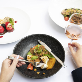 V restauraci La Rotonde v Alcronu si můžete popřát následující Růžové menu.

Předkrm

Červená řepa s kozím sýrem, fíkem a rakytníkem

Hlavní jídlo

Losos pečený v sezamu se soba nudlemi

Dezerty

Malinová pěna a sorbet

Víno

Rosé D ́Anjou Couronne et Lions 2018, Domaine Roc De Châteauvieux