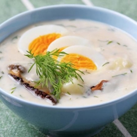 Tradiční česká kulajda
Suroviny:
2 vejce
3 menší brambory
1 větší cibule
hrst sušených hub (mohou být i čerstvé)
2 lžíce čerstvého kopru
1 lžíce octu
200 ml smetany na vaření
1,5 l kuřecího nebo houbového vývaru
lžička kmínu
olej
sůl
pepř
Na jíšku
30 g mouky
1 lžíce másla
Postup:
Sušené houby zalijeme trochou vody a necháme je asi 30 minut máčet.
Nachystáme si zeleninu. Brambory a cibuli oloupeme, cibuli nakrájíme na drobno, brambory na kostičky.
Na rozpáleném oleji osmažíme cibuli, přidáme kmín a nakonec houby s vodou. Do polévky vhodíme brambory a vše zalijeme vývarem. Vaříme tak dlouho, dokud nejsou brambory měkké.
Zatímco se polévka vaří, připravíme vajíčka na tvrdo.
Připravíme si jíšku. Máslo necháme rozpustit, zasypeme ho moukou a mícháme dohladka. Jíšku musíme důkladně promíchat, aby nám nevznikly hrudky.
Jakmile jsou brambory uvařené, polévku za stálého míchání zahustíme. Ochutíme ji solí, pepřem a koprem.
V závěru přidáme smetanu, promícháme a přilijeme ocet. Podle chuti polévku ještě dochutíme solí, pepřem a octem.
Hotovou polévku podáváme s vajíčkem a ozdobíme čerstvým koprem.