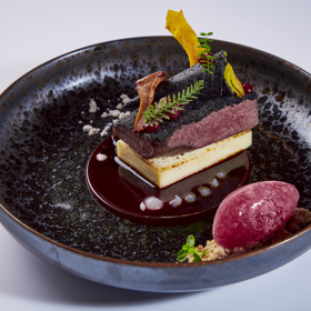 Srnčí hřbet fermentovaný v koji rýži, který na talíři doplňuje lanýžový gel, brusinky či špekový prach. 