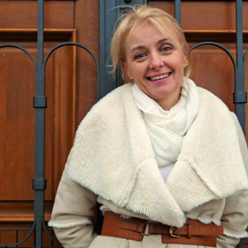 Jejím otcem byl známý hudební pedagog a flétnista Václav Žilka (1924-2007). Jako celá rodina, tak i Veronika se od dětství věnovala hudbě (hrála na flétnu), ale na rozdíl od svých dvou starších sourozenců, kteří jsou dnes profesionálními hudebníky, její cesta směřovala jinam. 