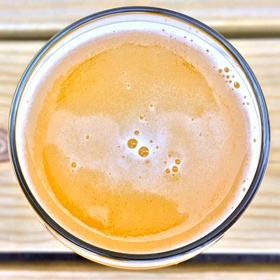 Vřesové pivo

Suroviny:

	Na 6 l vody:
1,5 kg	květů vřesu
500 g	melasy
30 g	mletého zázvoru
15 g	chmele
5 lžic	pivního kvásku (kvasnic)
voda

Postup:

V době plného květu natrháme vřes, který omyjeme studenou vodou

Smaltový hrnec naplníme vřesem, zalijeme vodou a hodinu povaříme

Přecedíme do čisté dřevěné kádě a přibližně na každých 5,5 l tekutiny (nějaká voda se vyvaří) přidáme 15 g chmele, 30 g zázvoru a 500 g melasy

Přelité zpět do vymytého hrnce dalších 20 minut povaříme, opět přecedíme a jakmile bude směs téměř vychladlá, přidáme 5 lžic kvasnic (kvásku), přikryjeme utěrkou a nejméně 24 hodin necháme kvasit (nemícháme!)

Opatrně stáhneme pěnu a jemně přelijeme do dřevěné kádě, v hrnci by vám měla zůstat usazenina z kvasnic

Nakonec pivo nalijeme do dobře vyvařených lahví a pevně zašpuntujeme, jednotlivé láhve skladujeme týden, nejlépe na temném a chladném místě.