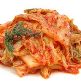 Čínské zelí po korejsku:

Suroviny:

1,2 kg pekingského zelí nakrájeného na proužky nebo čtverce cca 5 x 5cm
40 g mořské soli
370 g jarních cibulek (nakrájených na 5cm kousky)
49 g čerstvého zázvoru (cca 9 cm) nastrouhaného najemno 
10 stroužků česneku utřeného nebo rozmačkaného
30 g jemného korejského chilli koření nebo jiného chilli koření
1,5 lžičky krupicového cukru.

Postup:

Ve sklenici rozpusťte ve 2 litrech studené vody 30 g soli. Zelí nasypte do nejméně 2,5litrové nádoby z inertního materiálu (sklo, porcelán, kamenina apod.).

Zalijte osolenou vodou tak, aby bylo ponořené. Zatižte talířem a nechte stát při pokojové teplotě, aby začalo pomalu kvasit. Mají se začít objevovat v tekutině bublinky a zelí mírně zkysne.

Zelí sceďte a nálev uchovejte.

V míse smíchejte zelí, jarní cibulky, zázvor, česnek, chilli koření, cukr a zbývající sůl.

Přeneste do vymyté sklenice a zalijte lákem až k povrchu zeleniny. Zelenina by se měla zatížit třeba sáčkem s vodou apod. Postavte do místnosti, kde teplota nepřesahuje 20 stupňů C, aby zfermetovalo (zkvasilo). Trvá 4-6 dnů. Po vykvašení uzavřete a uchovejte v lednici. Vydrží zde i 3 měsíce.