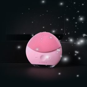 FOREO LUNA mini 2: 40% OFF
Tento oblíbený produkt pro rozjasnění pleti je bestsellerem Amazonu a je zároveň milován beauty influencery. Vysoce hygienický silikon je vhodný pro jakýkoliv typ pleti a nepotřebuje žádné náhradní kartáčové hlavy! Navíc je k dispozici v šesti výjimečných barvách - od světle růžové až po půlnoční černou.