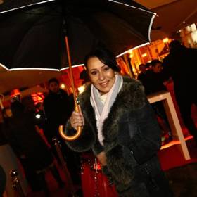 Pochází z muzikantské rodiny. Její matka hrála na violoncello, otec na dechové nástroje a pozoun. Od první třídy navštěvovala lidovou školu umění, kde se naučila vše, co používá v současnosti. Zabývala se také sborovým zpěvem, hrála na klavír. 