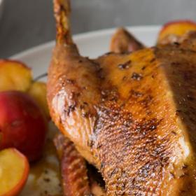 Svatomartinská husa:
Suroviny:
1 husa (3 kg)
sůl
hrst celého kmínu
8 malých červených jablek, rozpůlených
mletá skořice a tlučený hřebíček
na poprášení jablek
bramborové knedlíky a dušené červené
zelí k podávání.
Postup:
Husu nasolte den předem a odložte ji do chladu. Druhý den ji pokmínujte, položte na mřížku do velkého pekáče nebo hlubšího plechu a podlijte vodou.
Předehřejte troubu na 220 °C. Husu pečte 20 minut, pak snižte teplotu na 180 °C, zakryjte alobalem či druhým pekáčem a pečte asi 3 hodiny. Občas propíchněte kůži u stehen, aby vytekl tuk. Po 3 hodinách pečení tuk z pekáče odeberte, do výpeku vhoďte jablka poprášená skořicí a hřebíčkem a husu pečte odkrytou ještě další hodinu. Vyndejte z trouby a nechte husu před servírováním 20 minut odpočinout. Podávejte ji s jablky, bramborovými knedlíky a dušeným červeným zelím.