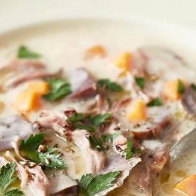 Husí kaldoun:
Suroviny:
1 husí skelet se vším, co zbylo po upečené huse, případně krk a veškeré odřezky z husy
200 g husích nebo jiných drůbežích drobů
2 cibule
7 mrkví
5 petrželí
½ celeru, nakrájeného nahrubo
2 bobkové listy
5 kuliček nového koření
8 kuliček černého pepře
50 g másla + 30 g na opečení zeleniny
50 g hladké mouky
sůl a čerstvě mletý pepř
150 ml smetany ke šlehání
špetka muškátového oříšku
nasekaná petrželka na ozdobu.
Postup:
Do velkého hrnce dejte všechny syrové husí odřezky a kosti. Přidejte jednu rozpůlenou cibuli, 3 podélně rozkrojené mrkve, 2 petržele, polovinu celeru nahrubo pokrájeného, bobkový list, nové koření, pepř a vše zalijte vodou tak, aby byl obsah hrnce potopený. Přiveďte k varu a vařte jemně přibližně 3 hodiny, dokud nezískáte silný vývar. Mezitím můžete ve zvláštním hrnci povařit v osolené vodě celé husí droby. V pánvičce rozehřejte polovinu másla a opečte na něm mouku na světlou jíšku. Zalijte studenou vodou, promíchejte, aby v jíšce nebyly hrudky, a na chvíli odstavte. Zbylou zeleninu pokrájejte na kostičky. V hrnci rozpusťte druhou polovinu másla a opečte na něm doměkka nejdřív nakrájenou cibuli. Potom přidejte ostatní zeleninu, krátce orestujte, zalijte hotovým horkým husím vývarem, osolte, případně i opepřete. Přiveďte k mírnému varu, vařte 5 minut. Do vývaru vlijte rozmíchanou jíšku a aspoň 15 minut povařte. Nakonec přilijte povařenou zeleninu, kostí zbavené a pokrájené droby, smetanu, muškátový oříšek a vhoďte petrželku.