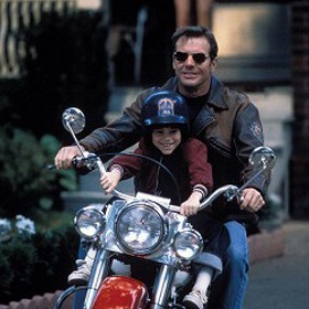 Film Frekvence je strhující thriller s hvězdným obsazením. Tvůrci do snímku umístili podezřele mnoho detailů, které odkazují na budoucí tragickou událost.