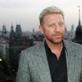 Boris Becker je bývalý profesionální německý tenista, olympijský vítěz ve čtyřhře z LOH 1992 v Barceloně a trojnásobný šampion ve dvouhře na nejslavnějším turnaji světa ve Wimbledonu, na kterém se stal v roce 1985 nejmladším vítězem v jeho historii.