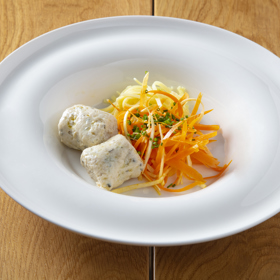 Masové knedlíčky
Suroviny:
200 g vychlazených kuřecích prsou bez kůže
200 g vychlazené smetany min 31%
1 kávová lžička soli
2 lžíce najemno nakrájených bylinek / tymián, rozmarýn, pažitka /
špetka mletého muškátového oříšku
1 stroužek utřeného česneku
2 l vody
1 lžíce soli
Postup:
Maso nakrájíme na menší kousky a společně se smetanou, kávovou lžičkou soli, česnekem a muškátovým oříškem rozmixujte dohladka. Vmícháme nakrájené bylinky a dáme na 20 minut do lednice.
Přivedeme k varu 2 l vody spolu se lžící soli a lžičkou do ní vykrajujeme knedlíčky z hotového těsta, lze také v ruce vytvarovat do preferovaného tvaru. Do vody dáme vždy tolik knedlíčků, aby voda stále vařila a knedlíčky byli v jedné vrstvě. Vaříme je 1,5 minuty. Poté je vložíme na 1 minutu do misky se studenou vodou a ochlazené dáme stranou do mísy, potřeme rozpuštěným máslem nebo olejem.