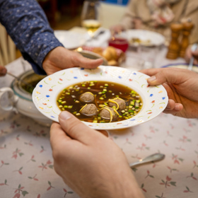 Hovězí vývar s játrovými knedlíčky, který na podzim zvítězil ve velké polévkové olympiádě restaurace Babiččina zahrada.
