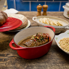 Šťavnatá hovězí roláda s karlovarským knedlíkem, slovenskou pastou tarhoňa, restovanými párky se slaninou, cibulí a česnekem.