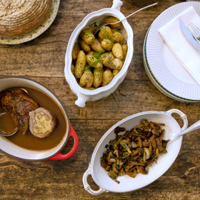 Plněná vepřová krkovice s nádivkou, bramborové rohlíčky, restované houby s cibulí, česnekem a majoránkou.