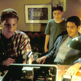 Jednoho poklidného večera roku 1999 najde John Sullivan starou vysílačku, která patřila jeho otci.