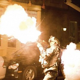 Napadení New Yorku očima účastníků jedné párty. Tahle noc změní život všem. A některým ho ukončí. 
