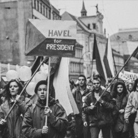 Cesta ke svobodě je novým pohledem na revoluční rok 1989, který dosud zůstával skrytý na fotografických negativech.