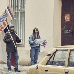 Cesta ke svobodě je novým pohledem na revoluční rok 1989, který dosud zůstával skrytý na fotografických negativech.