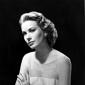 Její otec byl americký veslař John Brendan „Jack“ Kelly, trojnásobný olympijský vítěz. Matkou byla Margaret Katherine Majer, která vyučovala tělesnou výchovu a stala se první ženskou trenérkou dívčího atletického sboru na Pensylvánské univerzitě.