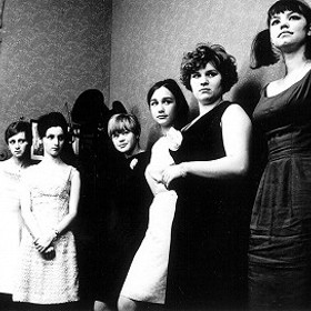 Upocenou atmosféru vesnické tancovačky podtrhují dechovkové coververze soudobých beatových hitů, např. Hvězdy na vrbě či From Me To You od Beatles.