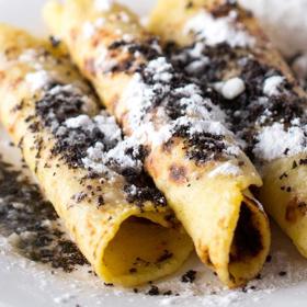 Lokše s mákem:
Suroviny:
200 g mletého máku.
Na lokše:
500 g brambor
100–150 g polohrubé mouky
sůl
husí sádlo.
Postup:
Brambory uvařte ve slupce doměkka a nechte je zcela zchladnout. Teprve pak je oloupejte a nastrouhejte na jemné straně struhadla, přidejte k nim mouku a sůl a vypracujte elastické těsto. Postupně z něj vyválejte tenké placky a opečte je nasucho na pánvi. Lokše potírejte sádlem, skládejte na sebe a nechte zapařit. Potřete je sádlem a udržujte teplé. Srolujte je a podávejte sypané mletým mákem – jak to dělávají při svatomartinském hodování na Moravě.