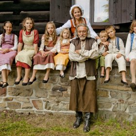 Pohádka Když draka bolí hlava se natáčela také v prostorách žilinského hradu Budatín, Štramberku, Třinci, Dolní Lomné a na zámku v Karviné. Natáčení zabralo 25 dní.