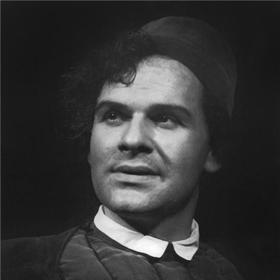 Vítězslav Vejražka  jako Petruccio v divadelní hře Zkrocení zlé ženy (1950). V této době udržoval na příkaz StB intimní poměr s vlastní tetou.
