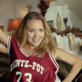 Každý člověk hledá štěstí, ale když už vám táhne na třicet a pořád žijete u rodičů, kteří s vámi jednají jako s dítětem, ztratili jste práci a láska je v nedohlednu, pak hledáte ještě intenzivněji. Tanya Cova (Lucie Vondráčková) bydlí se svými rodiči v severoamerickém městě u Velkých jezer, v trochu všední každodennosti americké společnosti.