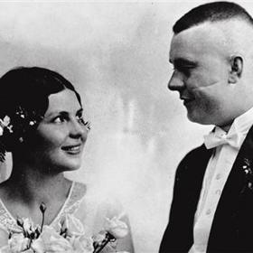 Aenne Burdová nazývaná též Královna odívání vlastním jménem Anna Magdalenne Burdová, rozená Anna Magdalene Lemmingerová byla německá vydavatelka, manažerka a podnikatelka.