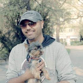 Milan Junek žije a tvoří v Teplicích. Říká se o něm, že takový talent, jako je on, se rodí jednou za dlouhý čas.