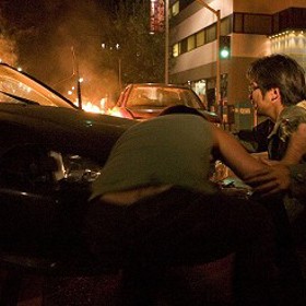 Zábava je v plném proudu, digitální kamera snímá rozjařené tváře Robových přátel, jenže pak vše razancí blesku přeruší výpadek proudu a zlověstný neidentifikovatelný zvuk, který se rozléhá nad městem. 