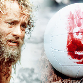 Zbaven berliček civilizace i pocitu věčné časové tísně zjišťuje, že k přežití potřebuje jen vodu, jídlo a alespoň provizorní přístřeší. A vhod mu přijde také "kamarád", kterým se mu stane míč Wilson. Není bez zajímavosti, že také Wilson získal ocenění, a to Cenu americké filmové kritiky za nejlepší neanimovaný objekt.