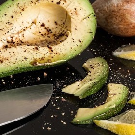 Pro lidi je avokádo zdrojem mnoha cenných látek. Z těch minerálních jmenujte draslík, měď, magnezium, fosfor. Obsahuje i vitaminy C, E, K, H, B3 a B5 (kyseliny pantothenové).