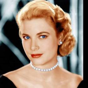Grace Kellyová byla americká herečka, oceněná cenou filmové akademie a monacká kněžna. V roce 1956 se vdala za monackého knížete Rainiera III..