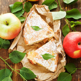 Bezlepkový linecký koláč s jablky a brusinkami

Potřebujete: 
Na těsto:
2 balení Lineckého cukroví bez lepku Labeta, 200 g másla, 2 vejce, 1 polévkové lžíce vody
Na náplň: 
1 kg jablek, 2 Vanilinové cukry Labeta, 1 Puding s vanilkovou příchutí bez lepku, hrst sušených brusinek

Postup: 
Máslo necháme změknout a spolu s vejci, vodou a dvěma směsmi na linecké cukroví vypracujeme těsto, které necháme hodinu odpočívat v lednici. Zatímco se těsto chladí, namočíme hrst sušených brusinek do horké vody. Jablka oloupeme a nastrouháme na jemné nudličky. Pokud jsou hodně šťavnatá, jemně z nich přebytečnou šťávu vymačkáme. Smícháme je s vanilinovými cukry, pudinkovým práškem a brusinkami. Menší plech vymažeme máslem. Polovinu těsta rozválíme na velikost plechu a vložíme na dno. Naneseme jablečnou náplň a pečlivě uhladíme. Zbylé těsto rozválíme a opatrně přeneseme do pekáčku. Uhladíme a zarovnáme. Pečeme cca 30 min., než nám vršek lehce zrůžoví.