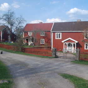 Mnoho jejích knih je inspirováno vlastním dětstvím, které strávila na farmě svého otce Samuela Augusta Ericssona. Astrid byla druhým dítětem, narodila se rok po Gunnarovi, následovaly další dvě dívky, Stina a Ingegerd.