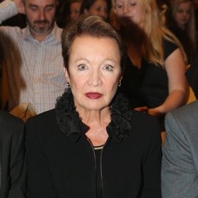 Absolventka gymnázia Olomouc–Hejčín se zabývala ochotnickým divadlem a byla členkou Studia při Divadle Oldřicha Stibora v Olomouci. Po střední škole nastoupila na pražskou Divadelní fakultu Akademie múzických umění, kterou ukončila úspěšně v roce 1968. 