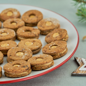 Datlová kolečka:
Datle namočte do vody a nechejte je přes noc v lednici. Druhý den vodu slijte a datle rozmixujte do podoby pasty. V míse smíchejte mouku se SMART SHAKE, špetkou soli a práškem do pečiva. Postupně přidávejte rozmixované datle, kokosový olej a po lžících mléko a vypracujte těsto, které bude mít dobrou tvarovací konzistenci. Na dobře pomoučeném válu vyválejte těsto na cca 2–3 mm tenkou placku a formičkou na linecké cukroví vykrajujte kolečka a skládejte na plech. Pečte ve vyhřáté troubě na 150 °C asi 10 minut. Vychladlé sušenky slepujte arašídovým máslem a skladujte na chladném místě. Datlová kolečka jsou výborná už 2–3 dny po odležení.
Tip
- můžeme použít i jiné druhy mouky, např. pohankovou nebo špaldovou celozrnnou
- pokud nemáme problém s laktózou, můžeme místo rostlinného mléka použít klasické polotučné kravské mléko.