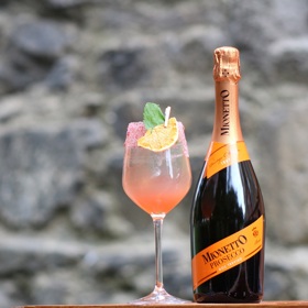 Denny Killer

100ml Prosecco Mionetto
40ml Hayman‘s sloe gin
15ml Čerstvá limetková šťáva
Dekor – Sušený pomeranč a krusta ze sušených malin

Recept na tento koktejl vznikl ve spolupráci s píseckým barem Revolution Bar.
