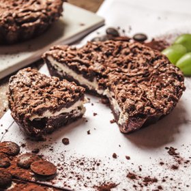 Strouhaný linecký koláč

Suroviny:

Těsto:
300g hladké mouky
200g másla
100g cukru moučky
1 vejce
2 velké lžíce kakaa
půl lžičky kypřícího prášku

Náplň:
500g tvarohu
1 vanilkový pudinkový prášek
1 vejce
1 lžíce šťávy z citrónu
1 lžička Tuzemáku
100 ml mléka

Postup:

V robotu vypracujte z připravených ingrediencí tužší těsto. Formu se zvlněným okrajem o průměru 26 cm vyložte pečícím papírem. Těsto rozdělte na dvě poloviny.

Jednu dejte ztuhnout do lednice, druhou vymačkejte po dně a stěnách formy až po okraj. 

Připravte náplň smícháním všech ingrediencí a řídké těsto nalijte do formy. 

Ztuhlou polovinu těsta nahrubo nastrouhejte na koláč.

Pečte v předehřáté troubě na 160 stupňů po dobu 40 minut.

Postup:
